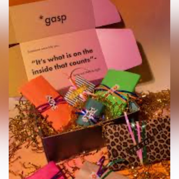 Medium MYSTERY BOX containing charming accessories & high-quality skincare itens - Picture 2 of 5